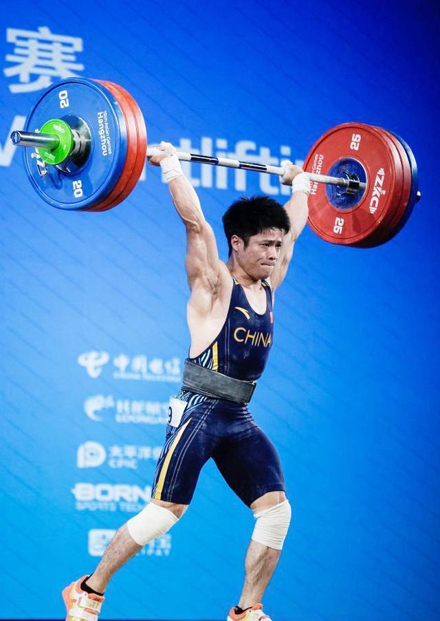 举重选手实力强劲，成为焦点